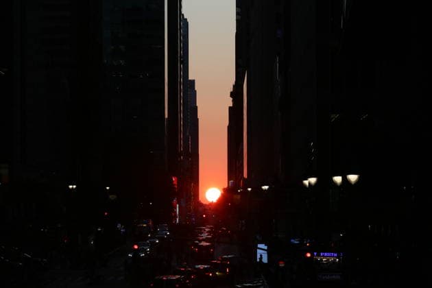 (260713) -- NEW YORK, July 13, 2026 -- This photo taken on July 12, 2026 shows the Manhattanhenge in Manhattan of New York, the United States. The Manhattanhenge refers to the twice-a-year circumstance during which the setting sun aligns precisely with the east-west streets of Manhattan. ) U.S.-NEW YORK-MANHATTANHENGE ZhangxFengguo 