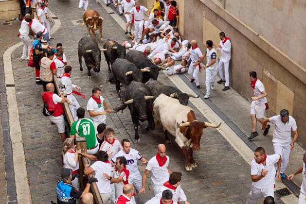 July 13, 2026, Pamplona, Navarre, Spain: People take part in the traditional encierro (bull-run) of the San Fermin Festival in Pamplona, Spain on July 13, 2026. The bull-running fiesta is held annually from 06 to 14 July in commemoration of the city s patron saint. Visitors from all over the world attend the festival. Many of them physically participate in the highlight event - the running of the bulls, or encierro - where they attempt to outrun the animals along a route through the narrow streets of Pamplona s old city. Pamplona Spain - ZUMAa206 20260713_zsp_a206_006 Copyright: xRubenxAlbarranx