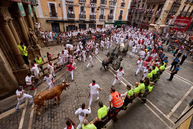 July 13, 2026, Pamplona, Navarre, Spain: People take part in the traditional encierro (bull-run) of the San Fermin Festival in Pamplona, Spain on July 13, 2026. The bull-running fiesta is held annually from 06 to 14 July in commemoration of the city s patron saint. Visitors from all over the world attend the festival. Many of them physically participate in the highlight event - the running of the bulls, or encierro - where they attempt to outrun the animals along a route through the narrow streets of Pamplona s old city. Pamplona Spain - ZUMAa206 20260713_zsp_a206_011 Copyright: xRubenxAlbarranx