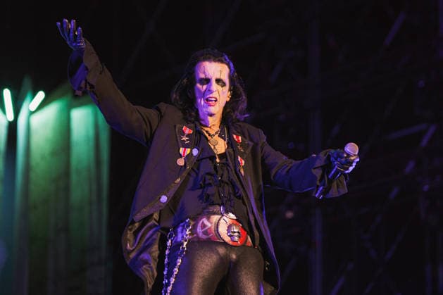 Music Concert - Alice Cooper Alice Cooper holding a microphone during Alice Cooper, Music Concert in Vicenza, Italy, July 13 2026 Vicenza Vicenza Italy Copyright: xTommasoxTadiellox xLiveMediax LPM_2564609