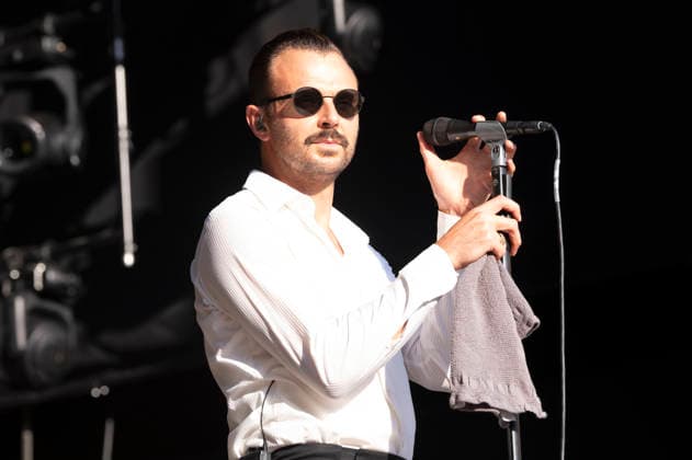Theo Hutchcraft von Hurts live auf dem Musikfestival Moon&Stars 2026 auf der Piazza Grande. Locarno, 12.07.2026 *** Theo Hutchcraft of Hurts performing live at the Moon Stars 2026 music festival on Piazza Grande in Locarno, July 12, 2026 Foto:xA.xRaemyx xFuturexImagex hurts_6710