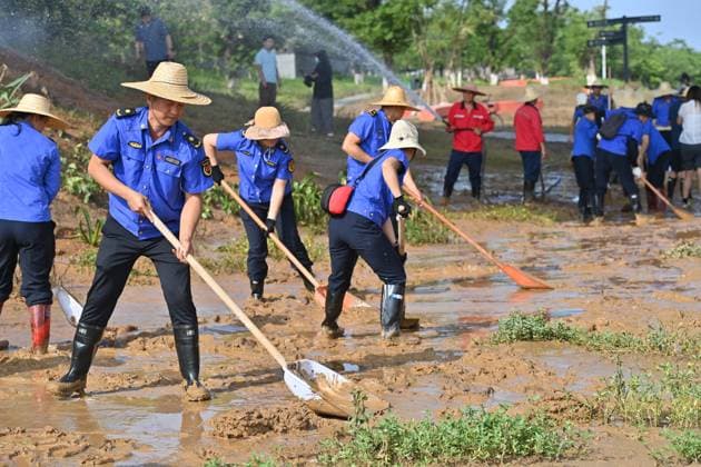 (260713) -- GUIGANG, July 13, 2026 -- People clear mud after flooding at a park in Guigang, south China s Guangxi Zhuang Autonomous Region, July 13, 2026. ) CHINA-GUANGXI-GUIGANG-FLOOD-AFTERMATH (CN) ZhouxHua 