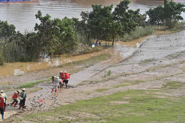 (260713) -- GUIGANG, July 13, 2026 -- People clear mud after flooding at a park in Guigang, south China s Guangxi Zhuang Autonomous Region, July 13, 2026. ) CHINA-GUANGXI-GUIGANG-FLOOD-AFTERMATH (CN) ZhouxHua 