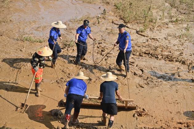 (260713) -- GUIGANG, July 13, 2026 -- People clear mud after flooding at a park in Guigang, south China s Guangxi Zhuang Autonomous Region, July 13, 2026. ) CHINA-GUANGXI-GUIGANG-FLOOD-AFTERMATH (CN) ZhouxHua 