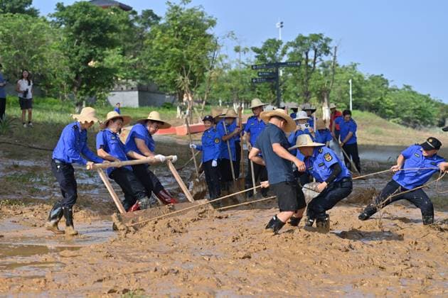 (260713) -- GUIGANG, July 13, 2026 -- People clear mud after flooding at a park in Guigang, south China s Guangxi Zhuang Autonomous Region, July 13, 2026. ) CHINA-GUANGXI-GUIGANG-FLOOD-AFTERMATH (CN) ZhouxHua 
