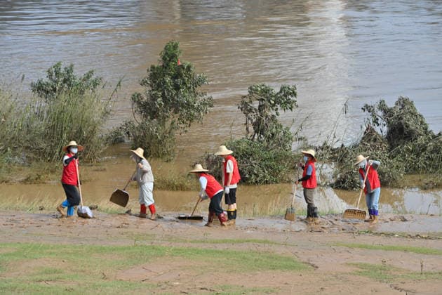 (260713) -- GUIGANG, July 13, 2026 -- People clear mud after flooding at a park in Guigang, south China s Guangxi Zhuang Autonomous Region, July 13, 2026. ) CHINA-GUANGXI-GUIGANG-FLOOD-AFTERMATH (CN) ZhouxHua 