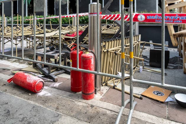 Deadly Fire at Rong Beer Na Lat Phrao Pub in Bangkok - 13 Jul 2026 A view of debris and a fire extinguisher surrounded by hazardous area warning tape outside the Rong Beer Na Lat Phrao pub after the fire on Lat Phrao Road in Bangkok. The aftermath of a deadly fire at the Rong Beer Na Lat Phrao pub in Bangkok on 13 July 2026. The blaze killed at least 27 people and injured dozens. Authorities are investigating the cause of the fire. Bangkok Thailand Copyright: xNathaliexJamoisx xSOPAxImagesx NathalieJamois_FirePub_13-07-26-10