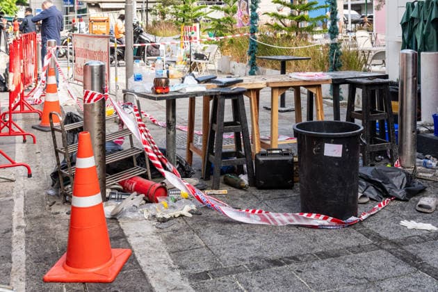 Deadly Fire at Rong Beer Na Lat Phrao Pub in Bangkok - 13 Jul 2026 A view of the debris outside, in front of the entrance to the Rong Beer Na Lat Phrao pub, after the fire on Lat Phrao Road in Bangkok. The aftermath of a deadly fire at the Rong Beer Na Lat Phrao pub in Bangkok on 13 July 2026. The blaze killed at least 27 people and injured dozens. Authorities are investigating the cause of the fire. Bangkok Thailand Copyright: xNathaliexJamoisx xSOPAxImagesx NathalieJamois_FirePub_13-07-26-14