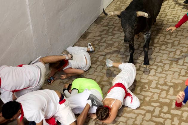 July 13, 2026, Pamplona, Navarra, Spain: Runners run in front of the bulls through the streets of Pamplona during the running of the bulls during the San Fermin 2026 festivities, the bulls are from the Miura ranch. Pamplona Spain - ZUMAs197 20260713_aaa_s197_044 Copyright: xFernandoxPidalx