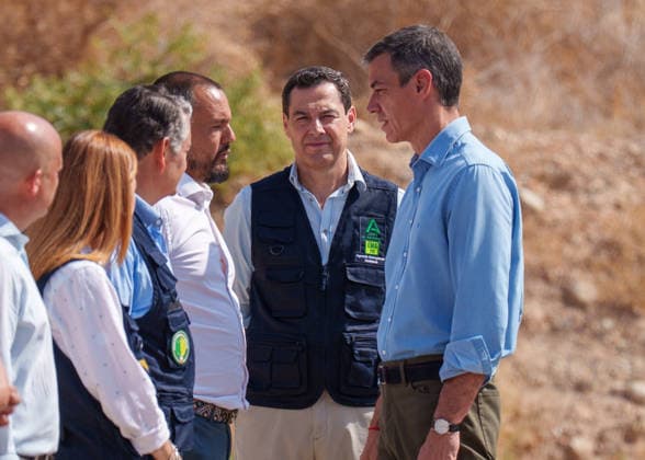 Sánchez and Moreno Visit the Forward Command Post for the Los Gallardos Wildfire Together. Prime Minister Pedro Sánchez 1d, and the President of the Andalusian Regional Government, Juanma Moreno 2d, greet officials during a visit to the Forward Command Post for the Los Gallardos wildfire in Almería on July 13, 2026, in Turre, Almería, Andalusia, Spain. On Monday, July 13, Pedro Sánchez visited the areas affected by the Los Gallardos forest fire in Almería, which broke out last Thursday, the 9th, and was declared stabilized this Sunday after claiming the lives of twelve people in the early hours of its spread, burning approximately 7,000 hectares in the process, and forcing the evacuation of some 1,600 people, although all of them have now  Copyright: xFranciscoxJ.xOlmox 7661753