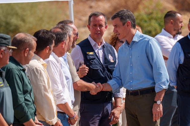 Sánchez and Moreno Meet at the Forward Command Post for the Los Gallardos Wildfire. Prime Minister Pedro Sánchez 1d, greets the authorities present during a visit to the Forward Command Post for the Los Gallardos forest fire in Almería. July 13, 2026, in Turre, Almería, Andalusia, Spain. Pedro Sánchez visited on Monday, July 13, the areas affected by the Los Gallardos forest fire in Almería, which broke out last Thursday, the 9th, and was declared stabilized this Sunday after claiming the lives of twelve people in the early hours of its spread, burning approximately 7,000 hectares in the process, and forcing the evacuation of some 1,600 people, although all of them have now been authorized to return to their homes. The president of the Reg  Copyright: xFranciscoxJ.xOlmox 7661773
