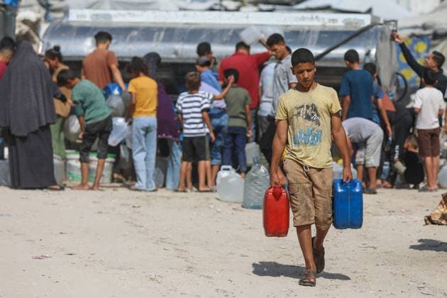 Palestinians Queue for Water Amid Deepening Shortage in Khan Younis KHAN YOUNIS, GAZA STRIP JULY 13, 2026: Palestinians wait in line for hours to collect water from a mobile water tanker in central Khan Younis, southern Gaza Strip, on July 13, 2026. With severe shortages of clean water and soaring summer temperatures, residents continue to struggle to secure their daily water supply as the humanitarian crisis deepens. KHAN YOUNIS Palestine, State of Copyright: x xRamzixAbuxAmerx xJNAxPressx