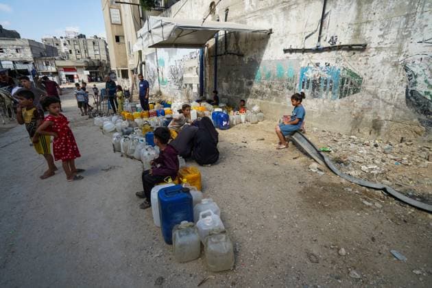 Palestinians Queue for Water Amid Deepening Shortage in Khan Younis KHAN YOUNIS, GAZA STRIP JULY 13, 2026: Palestinians wait in line for hours to collect water from a mobile water tanker in central Khan Younis, southern Gaza Strip, on July 13, 2026. With severe shortages of clean water and soaring summer temperatures, residents continue to struggle to secure their daily water supply as the humanitarian crisis deepens. KHAN YOUNIS Palestine, State of Copyright: x xRamzixAbuxAmerx xJNAxPressx