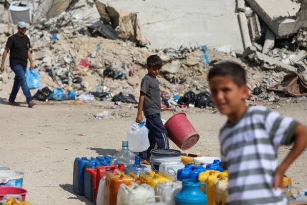 Palestinians Queue for Water Amid Deepening Shortage in Khan Younis KHAN YOUNIS, GAZA STRIP JULY 13, 2026: Palestinians wait in line for hours to collect water from a mobile water tanker in central Khan Younis, southern Gaza Strip, on July 13, 2026. With severe shortages of clean water and soaring summer temperatures, residents continue to struggle to secure their daily water supply as the humanitarian crisis deepens. KHAN YOUNIS Palestine, State of Copyright: x xRamzixAbuxAmerx xJNAxPressx