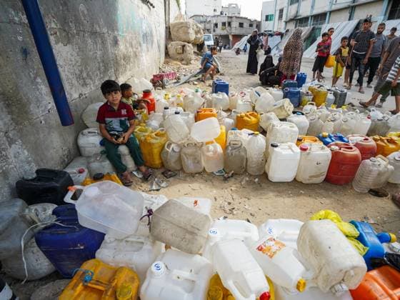 Palestinians Queue for Water Amid Deepening Shortage in Khan Younis KHAN YOUNIS, GAZA STRIP JULY 13, 2026: Palestinians wait in line for hours to collect water from a mobile water tanker in central Khan Younis, southern Gaza Strip, on July 13, 2026. With severe shortages of clean water and soaring summer temperatures, residents continue to struggle to secure their daily water supply as the humanitarian crisis deepens. KHAN YOUNIS Palestine, State of Copyright: x xRamzixAbuxAmerx xJNAxPressx