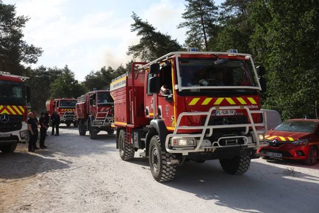 FONTAINEBLEAU FIRE PHOTOPQR LE PARISIEN Le Parisien Arnaud Journois FONTAINEBLEAU July 13, 2026 Fontainebleau Forest, Seine-et-Marne, Noisy-sur-École, July 13, 2026 Fire Department Command Center IncFire in the Fontainebleau Forest Photo: Le Parisien, Arnaud Journois, July 13, 2026 A rare forest fire has broken out about 60 kilometers from Paris, with around 400 firefighters working to contain the flames FONTAINEBLEAU, France  Copyright: xPHOTOPQR LExPARISIEN MAXPPPxLexParisienx xArnaudxJournoisx 20260713LPA3720 20260713LPA3720