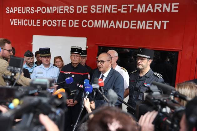 FONTAINEBLEAU FIRE PHOTOPQR LE PARISIEN Le Parisien Arnaud Journois FONTAINEBLEAU July 13, 2026 Fontainebleau Forest, Seine-et-Marne, Noisy-sur-École, July 13, 2026 Arrival of Interior Minister Interior Minister Laurent Nunez Forest fire in the Fontainebleau Forest Photo: Le Parisien, Arnaud Journois, July 13, 2026 A rare forest fire has broken out about 60 kilometers from Paris, with around 400 firefighters working to contain the flames FONTAINEBLEAU, France  Copyright: xPHOTOPQR LExPARISIEN MAXPPPxLexParisienx xArnaudxJournoisx 20260713LPA3739 20260713LPA3739