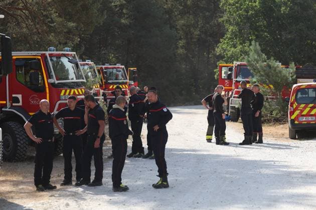 FONTAINEBLEAU FIRE PHOTOPQR LE PARISIEN Le Parisien Arnaud Journois FONTAINEBLEAU July 13, 2026 Fontainebleau Forest, Seine-et-Marne, Noisy-sur-École, July 13, 2026 Fire Department Command PostFire in the Fontainebleau Forest Photo: Le Parisien, Arnaud Journois, July 13, 2026 A rare forest fire has broken out about 60 kilometers from Paris, with around 400 firefighters working to contain the flames FONTAINEBLEAU, France  Copyright: xPHOTOPQR LExPARISIEN MAXPPPxLexParisienx xArnaudxJournoisx 20260713LPA3745 20260713LPA3745