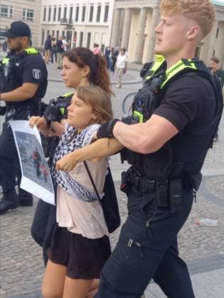 News Bilder des Tages Greta Thunberg detained during Peacefully Against Genocide protest in Berlin BERLIN, GERMANY - JULY 13: (----EDITORIAL USE ONLY - MANDATORY CREDIT - PEACEFULLY AGAINST GENOCIDE HANDOUT - NO MARKETING NO ADVERTISING CAMPAIGNS - DISTRIBUTED AS A SERVICE TO CLIENTS----) Activist Greta Thunberg is detained during Peacefully Against Genocide protest against the production of weapons destined for Palestine and Lebanon as people gather in front of the offices of the arms manufacturer Rheinmetall near the Brandenburg Gate in Berlin, Germany on July 13, 2026. Peacefully Against Genocide Anadolu Berlin Germany. Editorial use only. Please get in touch for any other usage.  Copyright: x2026xAnadoluxPeacefullyxAgainstxGenocidex