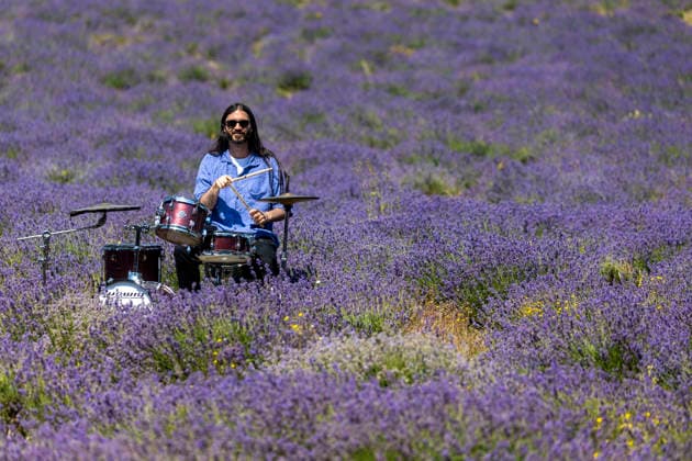Entertainment Themen der Woche KW29 Entertainment Bilder des Tages July 13, 2026, Banstead, Surrey, UK: Banstead, UK. Jamie Kyriakides plays on drums in the middle of Mayfield Lavender Farm in Surry. Banstead UK  - ZUMAl94_ 20260713_zaf_l94_004 Copyright: xMarcinxNowakx