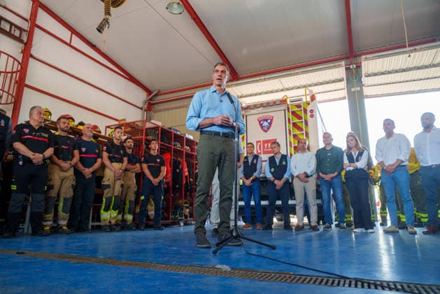 Sánchez and Moreno Visit the Forward Command Post for the Los Gallardos Wildfire Together. Prime Minister Pedro Sánchez Delivers an Official Statement After Visiting the Forward Command Post for the Los Gallardos Wildfire in Almería. July 13, 2026, in Turre, Almería, Andalusia, Spain. On Monday, July 13, Pedro Sánchez visited the areas affected by the Los Gallardos forest fire in Almería, which broke out last Thursday, the 9th, and was declared under control this Sunday after claiming the lives of twelve people in the early hours of its spread, burning approximately 7,000 hectares in the process, and forcing the evacuation of some 1,600 people, although all of them have now been authorized to return to their homes. The president of the Reg  Copyright: xFranciscoxJ.xOlmox 7662011