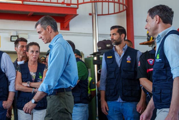 Sánchez and Moreno Visit the Forward Command Post for the Los Gallardos Wildfire Together, Prime Minister Pedro Sánchez and the president of the Regional Government of Andalusia, Juanma Moreno, are visiting the forward command post for the Los Gallardos forest fire in Almería. July 13, 2026, in Turre, Almería, Andalusia, Spain. Pedro Sánchez visited on Monday, July 13, the areas affected by the Los Gallardos forest fire in Almería, which broke out last Thursday, the 9th, and was declared stabilized this Sunday after claiming the lives of twelve people in the early hours of its spread, burning approximately 7,000 hectares in the process, and forcing the evacuation of some 1,600 people, although all of them have now been authorized to return  Copyright: xFranciscoxJ.xOlmox 7662053