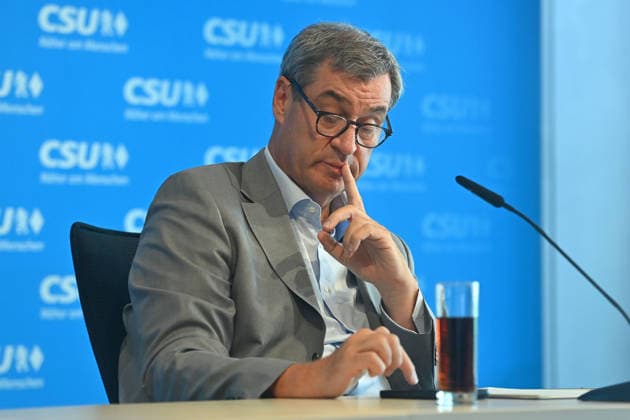 Markus SOEDER (Ministerpraesident Bayern und CSU Vorsitzender) tippt auf sein Smartphone. Einzelbild,angeschnittenes Einzelmotiv, Halbfigur,halbe Figur. Pressekonferenz im Anschluss an die Vorstandssitzung des CSU Praesidiums in der CSU Landesleitung in Muenchen am 13.07.2026 *** Markus SOEDER, Minister-President of Bavaria and CSU Chairman, taps on his smartphone; single frame, cropped close-up, half-length shot, half-figure. Press conference following the meeting of the CSU Presidium at the CSU State Headquarters in Munich on July 13, 2026