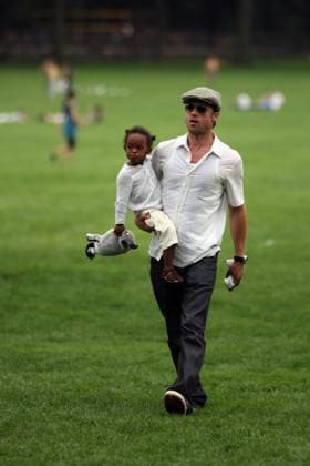BRAD PITT TAKES ZAHARA TO THE PARK, 082807 August 28 2007, New York City Actor Brad Pitt took his adpoted daughter Zahara to Central Park in midtown Manhattan for a ride on a horse carriage, bought her an ice cream and then spent a period of quiet relaxation with her on Sheep Meadow Copyright: xSharkpixsx