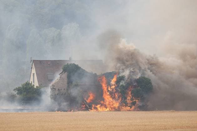 FONTAINEBLEAU FIRE PHOTOPQR LE PARISIEN Jean Baptiste Quentin Staff Fontainebleau July 13, 2026 Monday, July 13, 2026 Violent fires in the Fontainebleau region and its forest; a house caught fire in Noisy-sur-ELP Jean Baptiste Quentin School, Fontainebleau, France, July 13, 2026 The Fontainebleau forest is on fire, south of Paris Local Caption Fires in Fontainebleau 77, France  Copyright: xPHOTOPQR LExPARISIEN MAXPPPxJean-BaptistexQuentinx(Staff)x 20260713LPA4248 20260713LPA4248