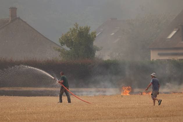 FIRE IN FONTAINEBLEAU PHOTOPQR LE PARISIEN Jean Baptiste Quentin Staff Fontainebleau July 13, 2026 Monday, July 13, 2026 Violent fires in the Fontainebleau region and its forest, with a house on fire in Noisy-sur Jean Baptiste Quentin Vocational High School, Fontainebleau, France, July 13, 2026. The Fontainebleau forest is on fire, south of Paris. Local Caption Fires in Fontainebleau, 77, France  Copyright: xPHOTOPQR LExPARISIEN MAXPPPxJean-BaptistexQuentinx(Staff)x 20260713LPA4271 20260713LPA4271