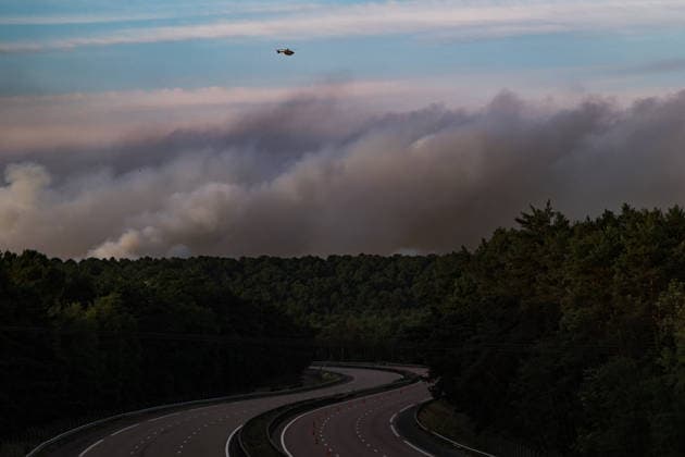Forest Fire In The Paris Region A Canadair aircraft flies over smoke from a forest fire in the Fontainebleau Forest, southeast of Paris, France, on July 13, 2026. The A6 highway is closed due to the fire, which began on July 12 and has affected 800 hectares. France s Interior Minister stated at the scene that the fire could have been deliberately started. Fontainebleau France  Copyright: xJeromexGillesx originalFilename: chobeaux-notitle260713_npdpk.jpg