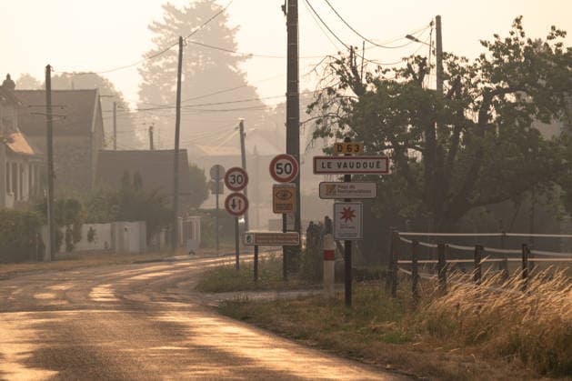 Forest Fire In The Paris Region The town of Vaudoue is shrouded in smoke in the Ile-de-France region, France, on July 13, 2026, following a forest fire in Fontainebleau Forest. The fire, which began on July 12, has affected 800 hectares of the forest southeast of Paris. France s Interior Minister stated at the scene on July 13, 2026, that the fire could have been deliberately started. Fontainebleau France  Copyright: xJeromexGillesx originalFilename: chobeaux-notitle260713_npr1A.jpg
