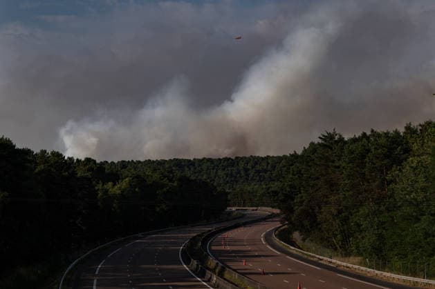 Forest Fire In The Paris Region A Canadair aircraft flies over smoke from a forest fire in the Fontainebleau Forest, southeast of Paris, France, on July 13, 2026. The A6 highway is closed due to the fire, which began on July 12 and has affected 800 hectares. France s Interior Minister stated at the scene that the fire could have been deliberately started. Fontainebleau France  Copyright: xJeromexGillesx originalFilename: chobeaux-notitle260713_npUUj.jpg