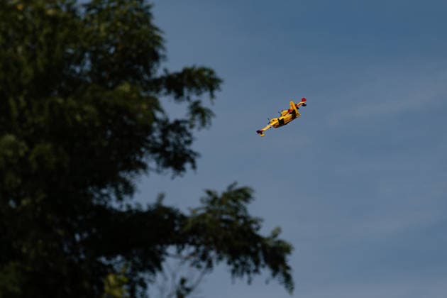 Forest Fire In The Paris Region A Canadair aircraft flies over a fire in the Ile-de-France region, France, on July 13, 2026, following a forest fire in Fontainebleau Forest. The fire, which broke out on July 12, has swept through 800 hectares of the forest southeast of Paris. France s Interior Minister stated at the scene on July 13, 2026, that the fire could have been deliberately started. Fontainebleau France  Copyright: xJeromexGillesx originalFilename: chobeaux-notitle260713_npxw7.jpg