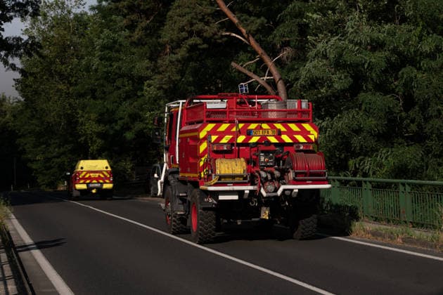 Forest Fire In The Paris Region Fire trucks head toward a fire in the Ile-de-France region, France, on July 13, 2026, following a forest fire in Fontainebleau Forest. The fire, which broke out on July 12, has swept through 800 hectares of the forest southeast of Paris. France s Interior Minister states at the scene on July 13, 2026, that the fire could have been deliberately started. Fontainebleau France  Copyright: xJeromexGillesx originalFilename: chobeaux-notitle260713_np6PY.jpg