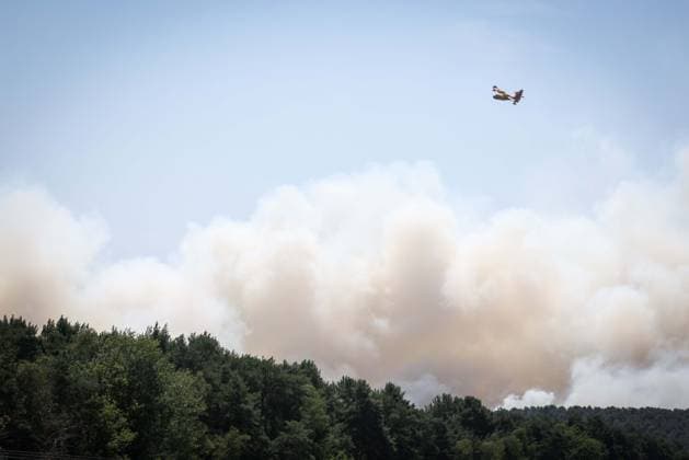 Fontainebleau, France le 13 juillet 2026 - Illustrations de l incendie qui a debute ce dimanche en foret de Fontainebleau - Illustrations of the fire that started this Sunday in the Fontainebleau forest Ici les Canadairs survolent l incendie  Copyright: xSebastienxTOUBONx