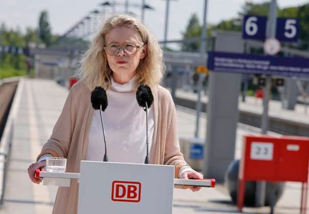 Ute Bonde, Senatorin für Mobilität, Verkehr, Klimaschutz und Umwelt, Deutschland, Berlin, Rede StS in BMV Stutz zur Einweihungsfeier zukunftsfähiger Bahnhof Berlin Olympiastadion *** Ute Bonde, Senator for Mobility, Transportation, Climate Protection, and the Environment, Germany, Berlin; Speech by State Secretary Stutz at the inauguration ceremony for the sustainable Berlin Olympiastadion train station