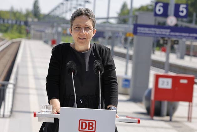 Claudia Elif Stutz , Staatssekretärin im Bundesverkehrsministerium, Deutschland, Berlin, Rede StS in BMV Stutz zur Einweihungsfeier zukunftsfähiger Bahnhof Berlin Olympiastadion *** Claudia Elif Stutz, State Secretary at the Federal Ministry of Transport, Germany, Berlin; Speech by State Secretary Stutz at the inauguration ceremony for the sustainable Berlin Olympiastadion train station