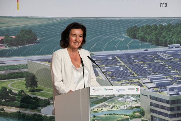 Richtfest der Forschungsfertigung Batteriezelle. Fraunhofer-Einrichtung Forschungsfertigung Batteriezelle FFB (industrienahe Fertigung von Batteriezellen). Dorothee Bär (CSU), Bundesministerin für Forschung, Technologie und Raumfahrt. Münster, Nordrhein-Westfalen, DEU, Deutschland, 13.07.2026 *** Topping-out ceremony for the Fraunhofer Institute for Battery Cell Research and Production (FFB); industry-oriented production of battery cells; Dorothee Bär (CSU), Federal Minister of Research, Technology, and Space; Münster, North Rhine-Westphalia, DEU, Germany; July 13, 2026