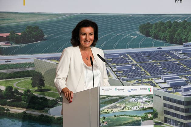 Richtfest der Forschungsfertigung Batteriezelle. Fraunhofer-Einrichtung Forschungsfertigung Batteriezelle FFB (industrienahe Fertigung von Batteriezellen). Dorothee Bär (CSU), Bundesministerin für Forschung, Technologie und Raumfahrt. Münster, Nordrhein-Westfalen, DEU, Deutschland, 13.07.2026 *** Topping-out ceremony for the Fraunhofer Institute for Battery Cell Research and Production (FFB); industry-oriented production of battery cells; Dorothee Bär (CSU), Federal Minister of Research, Technology, and Space; Münster, North Rhine-Westphalia, DEU, Germany; July 13, 2026