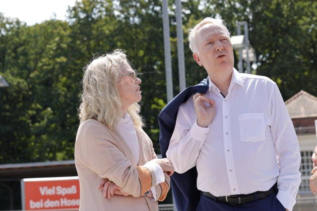Ute Bonde, Senatorin für Mobilität, Verkehr, Klimaschutz und Umwelt, Alexander Kaczmarek, Konzernbevollmächtigter der Deutschen Bahn für Berlin, Deutschland, Berlin, Rede StS in BMV Stutz zur Einweihungsfeier zukunftsfähiger Bahnhof Berlin Olympiastadion *** Ute Bonde, Senator for Mobility, Transportation, Climate Protection, and the Environment; Alexander Kaczmarek, Deutsche Bahn’s Corporate Representative for Berlin, Germany; Berlin; Speech by State Secretary Stutz of the Federal Ministry of Transport at the inauguration ceremony for the sustainable Berlin Olympiastadion train station