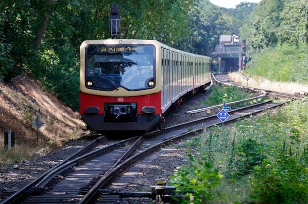 S-Bahnhof Olympiastadion, S9 nach Flughafen Schönefeld, Deutschland, Berlin, Rede StS in BMV Stutz zur Einweihungsfeier zukunftsfähiger Bahnhof Berlin Olympiastadion *** Olympiastadion S-Bahn Station, S9 line to Schönefeld Airport, Germany, Berlin; Speech by State Secretary Stutz at the Ministry of the Interior and Culture (BMV) for the inauguration ceremony of the sustainable Berlin Olympiastadion S-Bahn Station