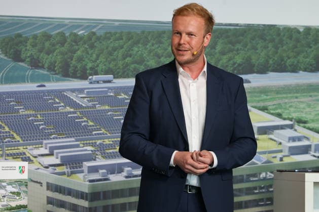 Richtfest der Forschungsfertigung Batteriezelle. Fraunhofer-Einrichtung Forschungsfertigung Batteriezelle FFB (industrienahe Fertigung von Batteriezellen). Tobias Häusler. Moderator. Münster, Nordrhein-Westfalen, DEU, Deutschland, 13.07.2026 *** Topping-Out Ceremony for the Fraunhofer Battery Cell Research and Production Facility (FFB) – Industry-Oriented Production of Battery Cells – Tobias Häusler, Moderator – Münster, North Rhine-Westphalia, DEU, Germany, July 13, 2026