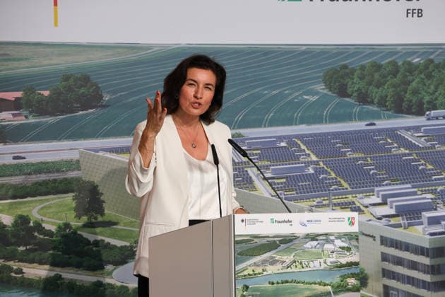 Richtfest der Forschungsfertigung Batteriezelle. Fraunhofer-Einrichtung Forschungsfertigung Batteriezelle FFB (industrienahe Fertigung von Batteriezellen). Dorothee Bär (CSU), Bundesministerin für Forschung, Technologie und Raumfahrt. Münster, Nordrhein-Westfalen, DEU, Deutschland, 13.07.2026 *** Topping-out ceremony for the Fraunhofer Institute for Battery Cell Research and Production (FFB); industry-oriented production of battery cells; Dorothee Bär (CSU), Federal Minister of Research, Technology, and Space; Münster, North Rhine-Westphalia, DEU, Germany; July 13, 2026