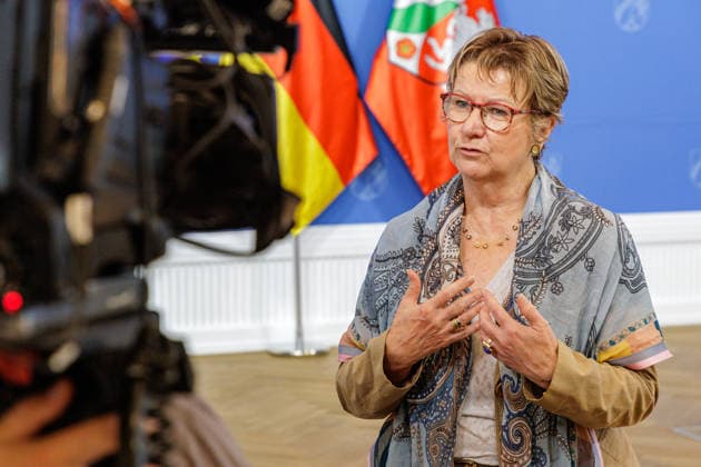 News Bilder des Tages 13.07.2026. Düsseldorf. Sylvia Löhrmann, NRW-Beauftragte des Landes Nordrhein-Westfalen für die Bekämpfung des Antisemitismus, für jüdisches Leben und Erinnerungskultur stellt den jährlichen Bericht über ihre Arbeit sowie die aktuelle Situation in Bezug auf Antisemitismus in Nordrhein-Westfalen vor. Düsseldorf Staatskanzlei, Horionplatz 1 Nordrhein-Westfalen Deutschland *** July 13, 2026, Düsseldorf Sylvia Löhrmann, NRW Commissioner for the State of North Rhine-Westphalia for Combating Antisemitism, Jewish Life, and Remembrance Culture presents the annual report on her work and the current situation regarding antisemitism in North Rhine-Westphalia Düsseldorf State Chancellery, Horionplatz 1 North Rhine-Westphalia Germany