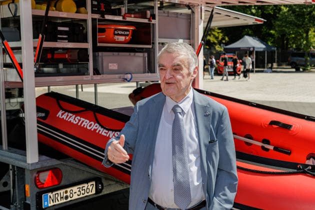 13.07.2026. Düsseldorf. NRW-Innenminister Herbert Reul präsentiert Fahrzeuge und Materialien, die im Kontext des Hochwasserschutzes beschafft wurden. Fünf Jahre nach der Hochwasserkatastrophe stärkt das Land Nordrhein-Westfalen weiter seinen Katastrophenschutz. Düsseldorf Horionplatz Nordrhein-Westfalen Deutschland *** July 13, 2026, Düsseldorf, North Rhine-Westphalia: Interior Minister Herbert Reul presents vehicles and equipment procured for flood protection. Five years after the catastrophic flooding, the state of North Rhine-Westphalia continues to strengthen its disaster response capabilities. Düsseldorf, Horionplatz, North Rhine-Westphalia, Germany