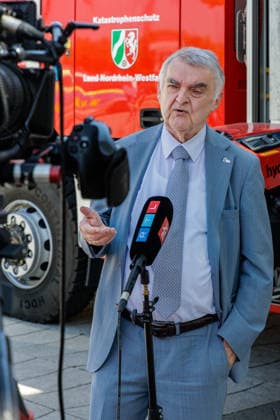 13.07.2026. Düsseldorf. NRW-Innenminister Herbert Reul präsentiert Fahrzeuge und Materialien, die im Kontext des Hochwasserschutzes beschafft wurden. Fünf Jahre nach der Hochwasserkatastrophe stärkt das Land Nordrhein-Westfalen weiter seinen Katastrophenschutz. Düsseldorf Horionplatz Nordrhein-Westfalen Deutschland *** July 13, 2026, Düsseldorf, North Rhine-Westphalia: Interior Minister Herbert Reul presents vehicles and equipment procured for flood protection. Five years after the catastrophic flooding, the state of North Rhine-Westphalia continues to strengthen its disaster response capabilities. Düsseldorf, Horionplatz, North Rhine-Westphalia, Germany