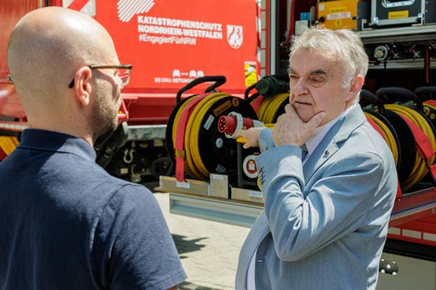 13.07.2026. Düsseldorf. NRW-Innenminister Herbert Reul präsentiert Fahrzeuge und Materialien, die im Kontext des Hochwasserschutzes beschafft wurden. Fünf Jahre nach der Hochwasserkatastrophe stärkt das Land Nordrhein-Westfalen weiter seinen Katastrophenschutz. Düsseldorf Horionplatz Nordrhein-Westfalen Deutschland *** July 13, 2026, Düsseldorf, North Rhine-Westphalia: Interior Minister Herbert Reul presents vehicles and equipment procured for flood protection. Five years after the catastrophic flooding, the state of North Rhine-Westphalia continues to strengthen its disaster response capabilities. Düsseldorf, Horionplatz, North Rhine-Westphalia, Germany