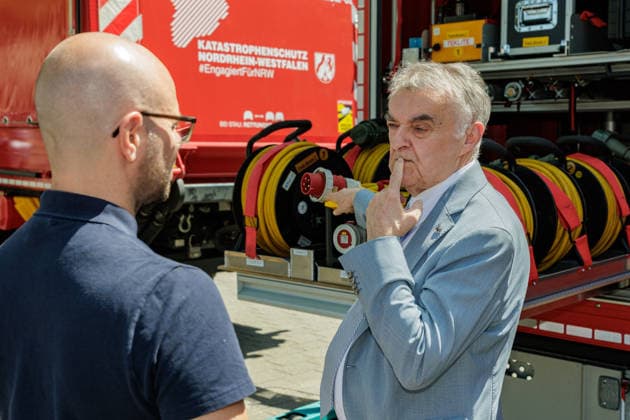 13.07.2026. Düsseldorf. NRW-Innenminister Herbert Reul präsentiert Fahrzeuge und Materialien, die im Kontext des Hochwasserschutzes beschafft wurden. Fünf Jahre nach der Hochwasserkatastrophe stärkt das Land Nordrhein-Westfalen weiter seinen Katastrophenschutz. Düsseldorf Horionplatz Nordrhein-Westfalen Deutschland *** July 13, 2026, Düsseldorf, North Rhine-Westphalia: Interior Minister Herbert Reul presents vehicles and equipment procured for flood protection. Five years after the catastrophic flooding, the state of North Rhine-Westphalia continues to strengthen its disaster response capabilities. Düsseldorf, Horionplatz, North Rhine-Westphalia, Germany