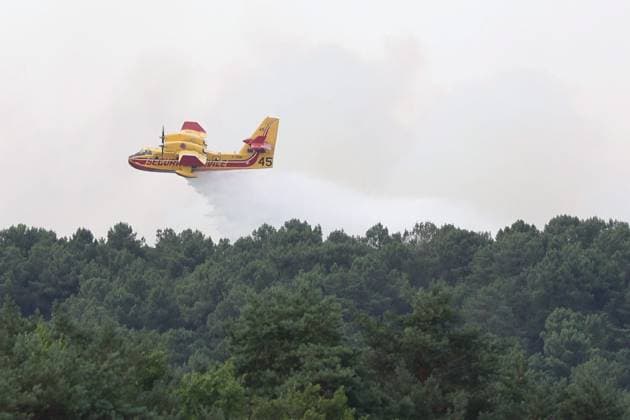 FONTAINEBLEAU FIRE PHOTOPQR LE PARISIEN Le Parisien Arnaud Journois FONTAINEBLEAU July 13, 2026 Fontainebleau Forest, Seine-et-Marne, on July 13, 2026 Fire in the Fontainebleau Forest Photo: Le Parisien, Arnaud Journois, Fontainebleau, France, July 13, 2026. The Fontainebleau Forest is on fire, south of Paris. FONTAINEBLEAU, France  Copyright: xPHOTOPQR LExPARISIEN MAXPPPxLexParisienx xArnaudxJournoisx 20260713LPA4403 20260713LPA4403
